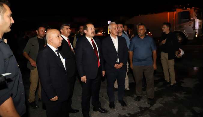 Yanan palet fabrikasına giden Gültak; “Çay Mahallesine büyük geçmiş olsun” dedi