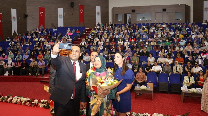 Kadın sağlığı panelinde, oryantal oynayarak egzersiz yaptılar