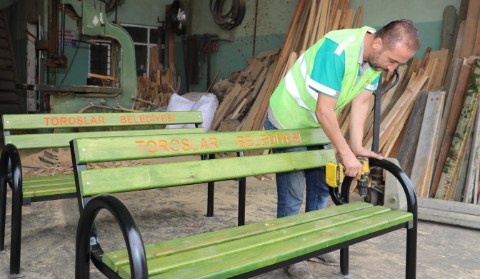 Toroslarda kent mobilyaları belediye atölyesinden