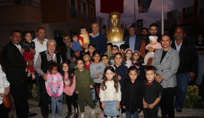 Mezitli’de Atatürk sevgisini site bahçesine Atatürk büstü yerleştirerek gösteriyorlar