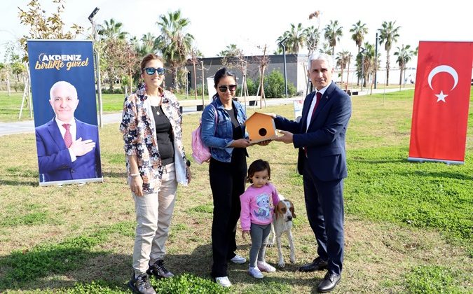 Akdeniz Belediyesi, köpek kulübeleri, kedi yuvaları ve kuş evleri dağıttı