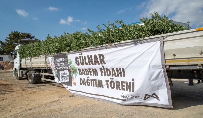 Büyükşehir Belediyesi, 600 dekar alanı badem fidanlarıyla buluşturuyoruz