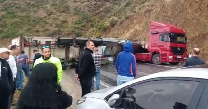 Tır devrildi, Mersin-Antalya yolu 3 saat ulaşıma kapandı