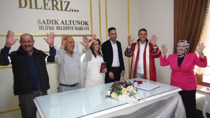 İşitme engelli çiftin nikah şahitleri de işitme engelli arkadaşları oldu