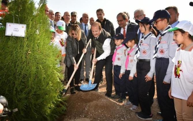 Vali Pehlivan ‘fidan dikim etkinliği’ne katıldı