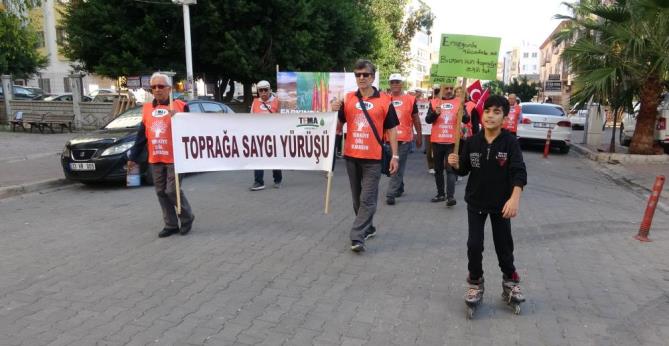 Bayraklı, sloganlı ‘Toprağa Saygı’ yürüyüşü