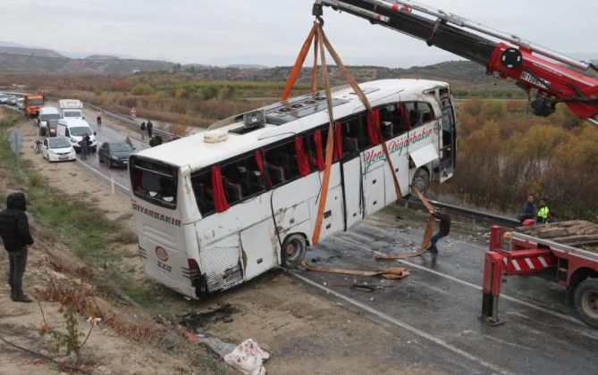 Mersin’de otobüs kazası: 1’i ağır 10 yaralı hastaneye sevk edildi