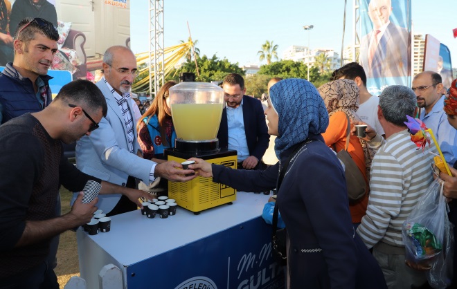 Mersin Narenciye Festivalinde konukların ilgi odağı oldu