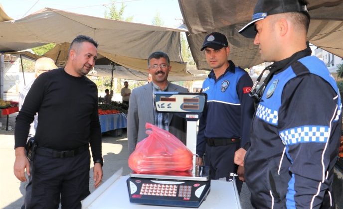 Toroslar’da semt pazarlarında gramaj ve etiket denetimi