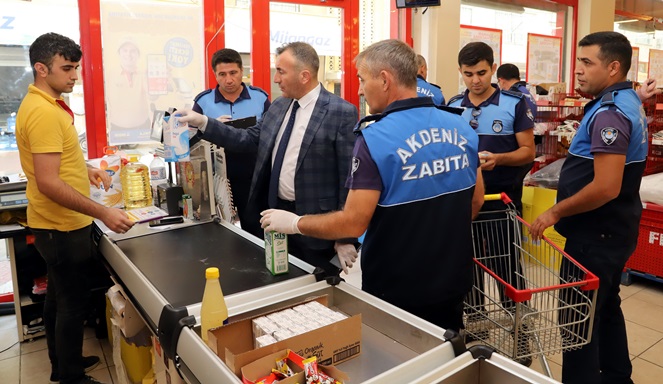 Akdeniz Belediyesi zincir marketleri denetledi