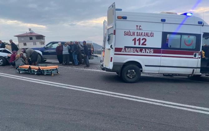 Tarım işçilerini taşıyan kamyonetle otomobil çarpıştı: 9 yaralı