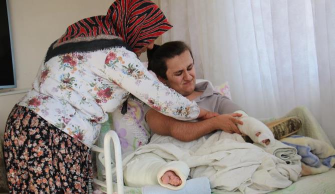 Dövülen cam kemik hastası engelli gencin kolu ve bacağı kırıldı