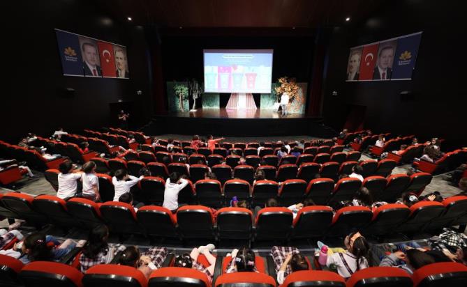 ‘Küsmesin Yıldızlar’ tiyatro oyunu öğrencilerle buluştu