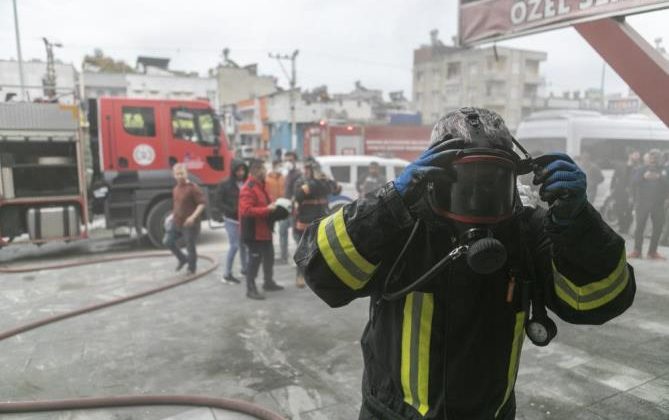Mersin’de bir iş yerinde çıkan yangın korkuttu