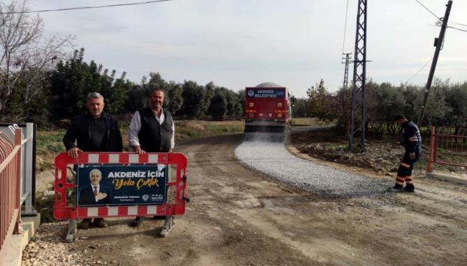 Akdeniz’de asfaltlama çalışmaları sürüyor