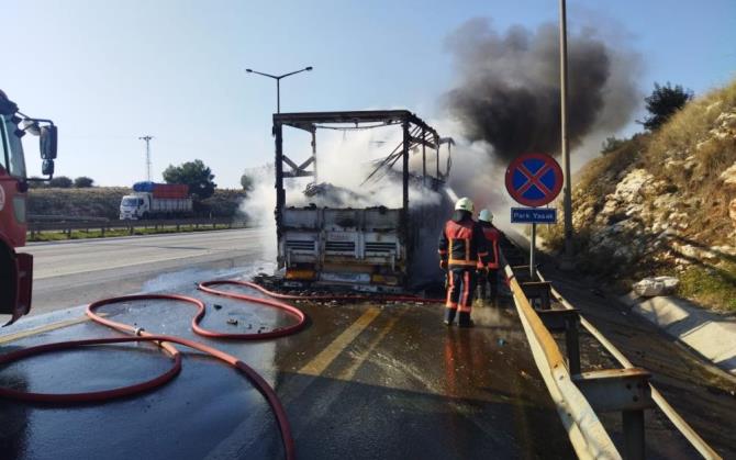 Tarsus’ta tekstil yüklü tır yandı