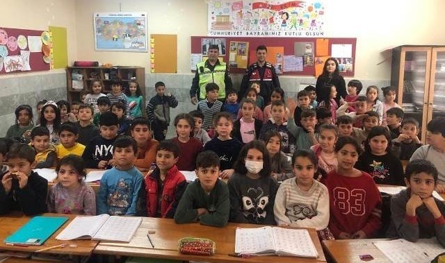 Bozyazı’da jandarmadan öğrencilere trafik eğitimi