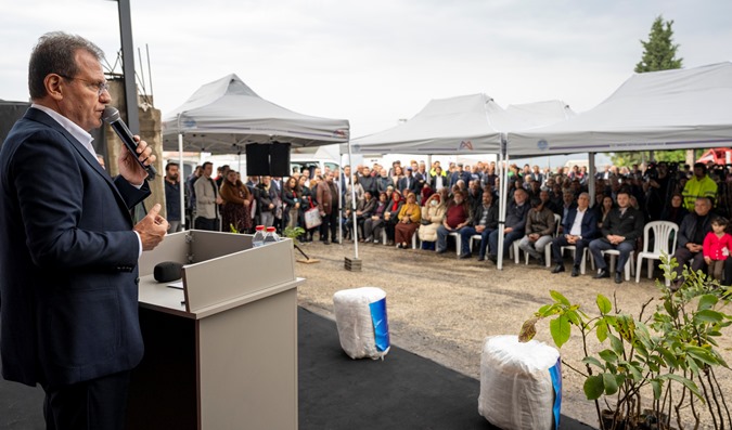 Başkan Seçer, Erdemli’de bal sağım çadırı ve ceviz fidanı dağıtımı gerçekleştirdi