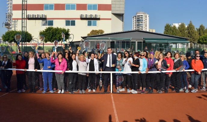 Yenişehir Belediyesinden önemli bir hizmet daha! Çay saatinde tenis öğrenmeye ne dersiniz?