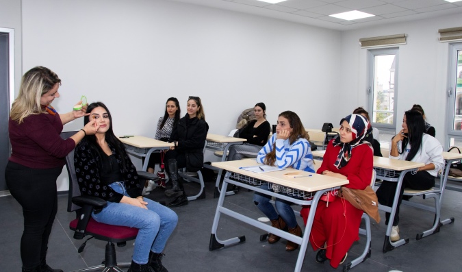 Büyükşehir’e ait tırnak süsleme ve temel makyaj kursları açıldı