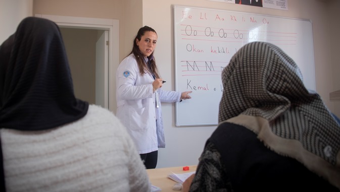 Okuma yazma bilmeyen kadınlara özel kurs veriliyor
