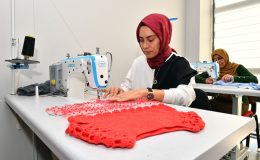 Kadınlar dikiş kursunda mutluluk üretiyor