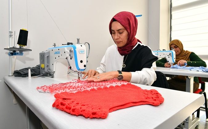 Kadınlar dikiş kursunda mutluluk üretiyor