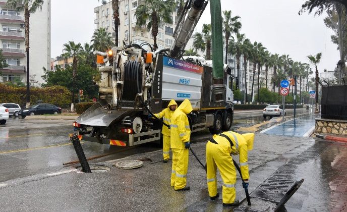 Büyükşehir ve MESKİ ekipleri olası sel riskine karşı teyakkuzda