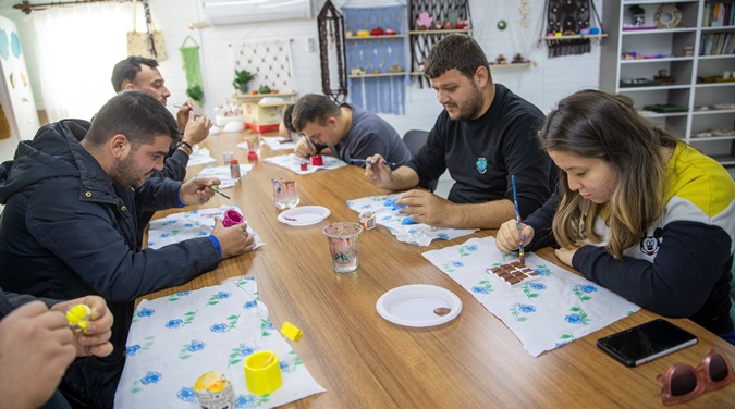 Özel bireyler yılbaşı için seramik boyadılar