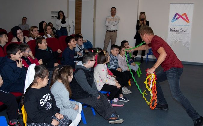 Özel gereksinimli bireyler Magic terapi ile eğlendi