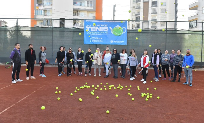 Yenişehirli kadınlar çay saatinde tenis öğreniyor