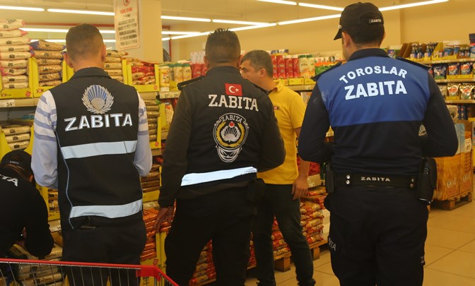 Toroslar Belediyesi zabıtasından zincir marketlere denetim