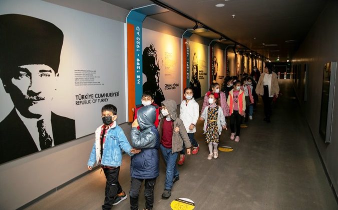 Minikbüs projesiyle Mersin’deki öğrenciler kent turu yapıyor