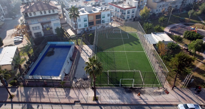Madımak Parkı içindeki halı saha tamamen yenilendi