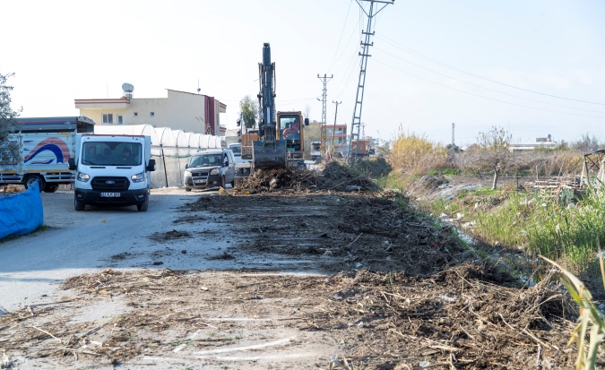 Adanalıoğlu’nda tehlike arz eden atıklar temizleniyor