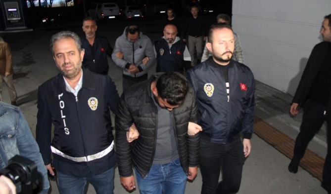 Üniversiteli kızlara içi su dolu balon atan şahıslar hakim karşısında