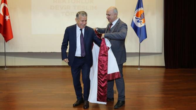 Ataması yapılan Mersin Üniversitesinin Rektörü Prof.Dr. Erol Yaşar görevi devraldı