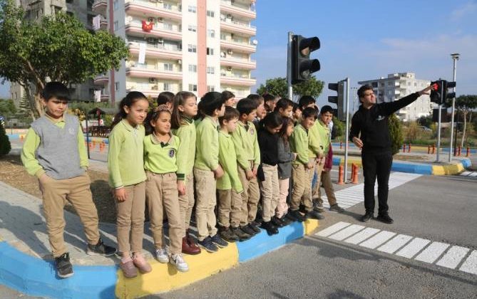 Çocuklar eğlenerek öğreniyor: 10 bin öğrenciye trafik eğitimi