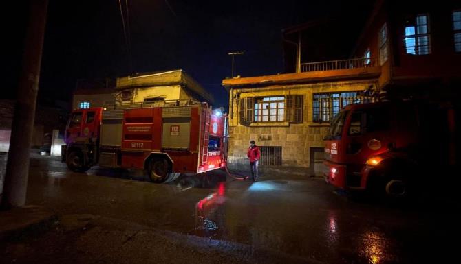 İtfaiye ekipleri yangında 5 çocuğu kurtardı