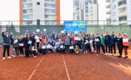 Çay saatinde tenis öğrenen 140 kadın sertifikasını aldı