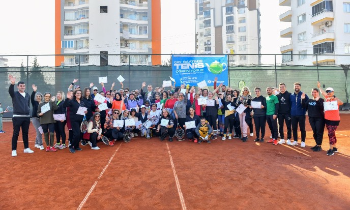 Çay saatinde tenis öğrenen 140 kadın sertifikasını aldı