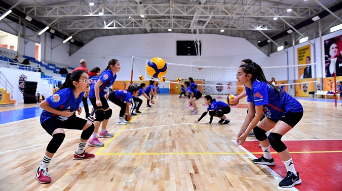 Mersin Büyükşehir Belediyesinin voleybol kursları devam ediyor