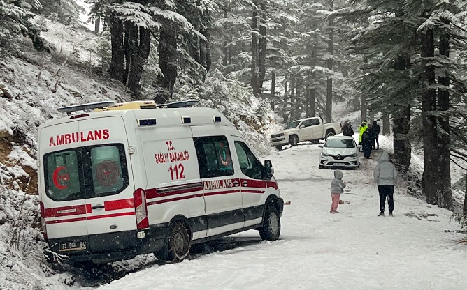 Karda mahsur kalan araçlar kurtarıldı