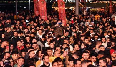 Mersinliler 2023’e ‘yeni yıl sokak partisi’ ile girdi