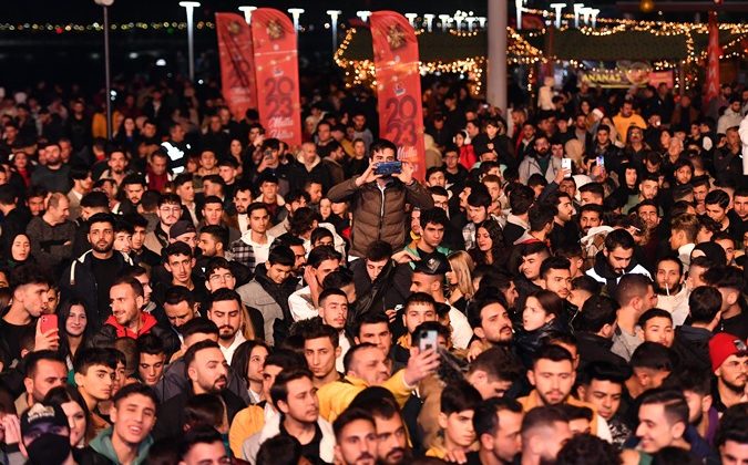 Mersinliler 2023’e ‘yeni yıl sokak partisi’ ile girdi