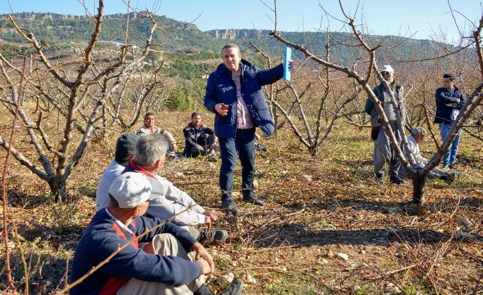 Yenişehir Belediyesi çiftçiye tarlada eğitim veriyor