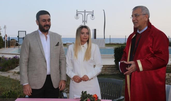 Depremzede çift Mersin’de dünya evine girdi