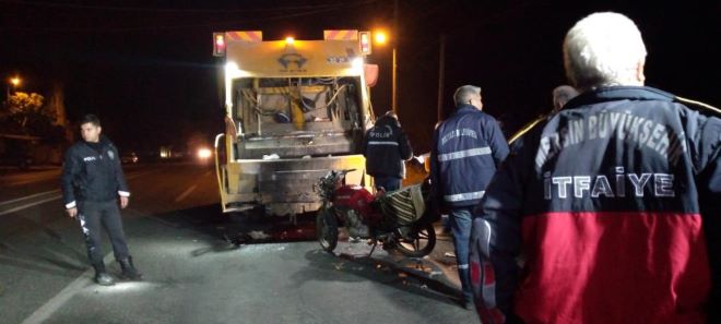 Motosiklet çöp kamyonuna çarptı: 1 ölü, 1 yaralı