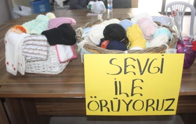 Alzheimer Derneği üyeleri depremzedeler için sevgiyle örüyor