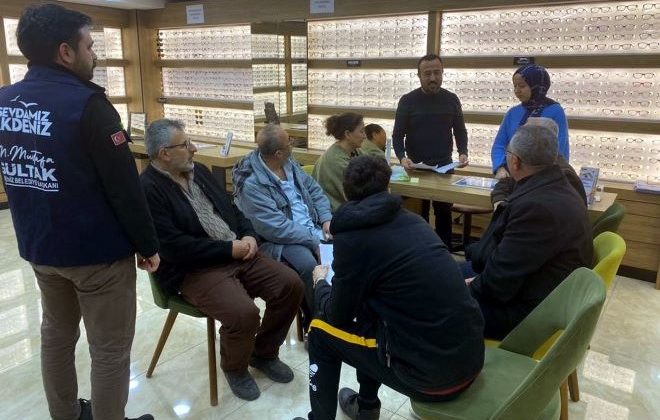 Akdeniz Belediyesi, tedavisi süren depremzede vatandaşları hastanelere ulaştırıyor